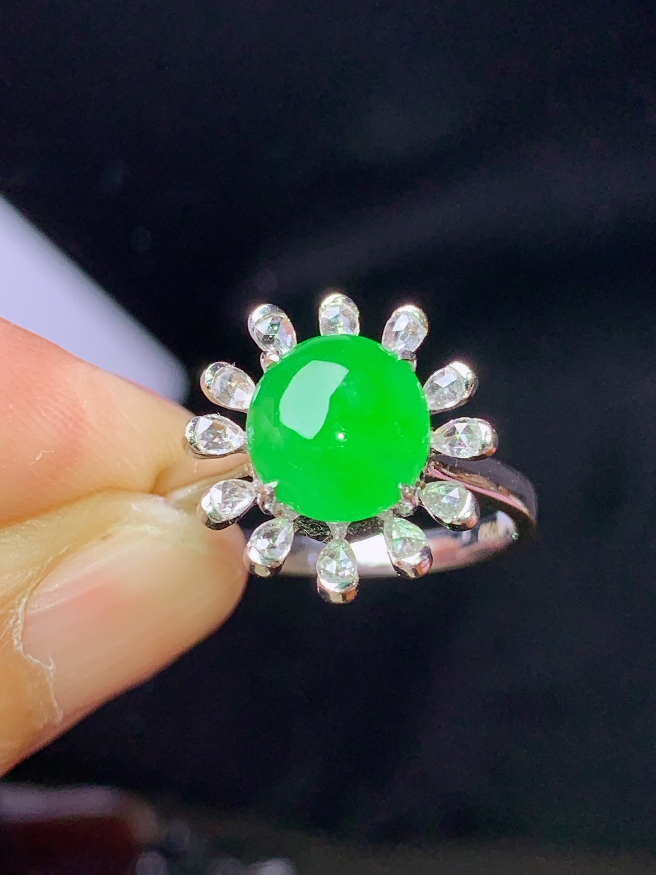 18k金钻镶嵌满绿蛋面戒指 玉质细腻 色泽艳丽清新 水润亮眼 圈口14.5 整体尺寸14.2*14*