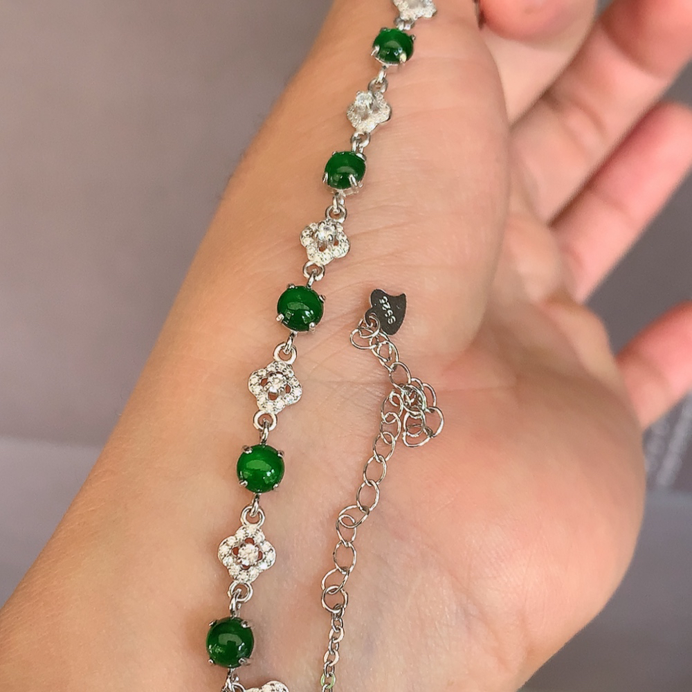 冰润满绿翡翠蛋面手链，水水润润，珠圆玉润，颜色鲜艳，妙明清净，清秀高雅，佩戴效果优雅迷人！性价比超值 W502.31  取一尺寸：5-3.8mm    裸石尺寸：5mm