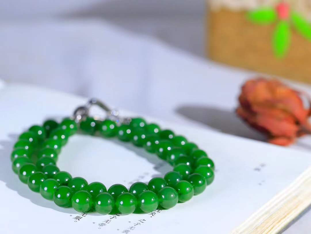 【珠圆玉润.项链】

精品和田玉碧玉珠圆玉润项链。这串碧玉项链垂落颈间，如把一汪春山绿意轻挽在身。玉