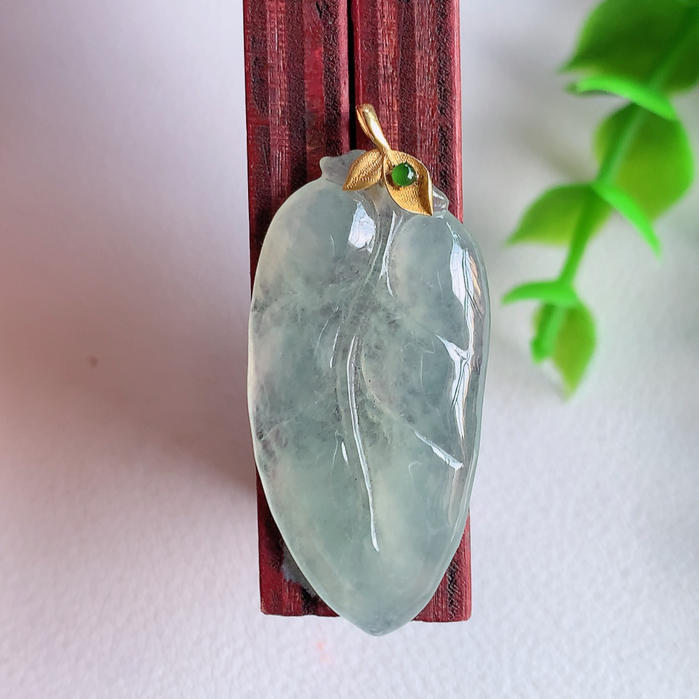 18k金扣冰润金枝玉叶翡翠吊坠  老种起胶感  飘花灵动  寓意“金枝玉叶，大业有成，一夜成名”  饱满大气，水润通透。W01.31   尺寸：32-15.8-3.5mm