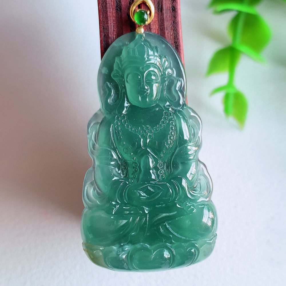 18k金扣蓝冰精雕观音吊坠，法相端庄大气，工艺精湛，种色浓郁，细腻饱满冰润，种老水足，收藏佳品，佩戴大气  W01.31   尺寸：38.5-22.5-4.2mm