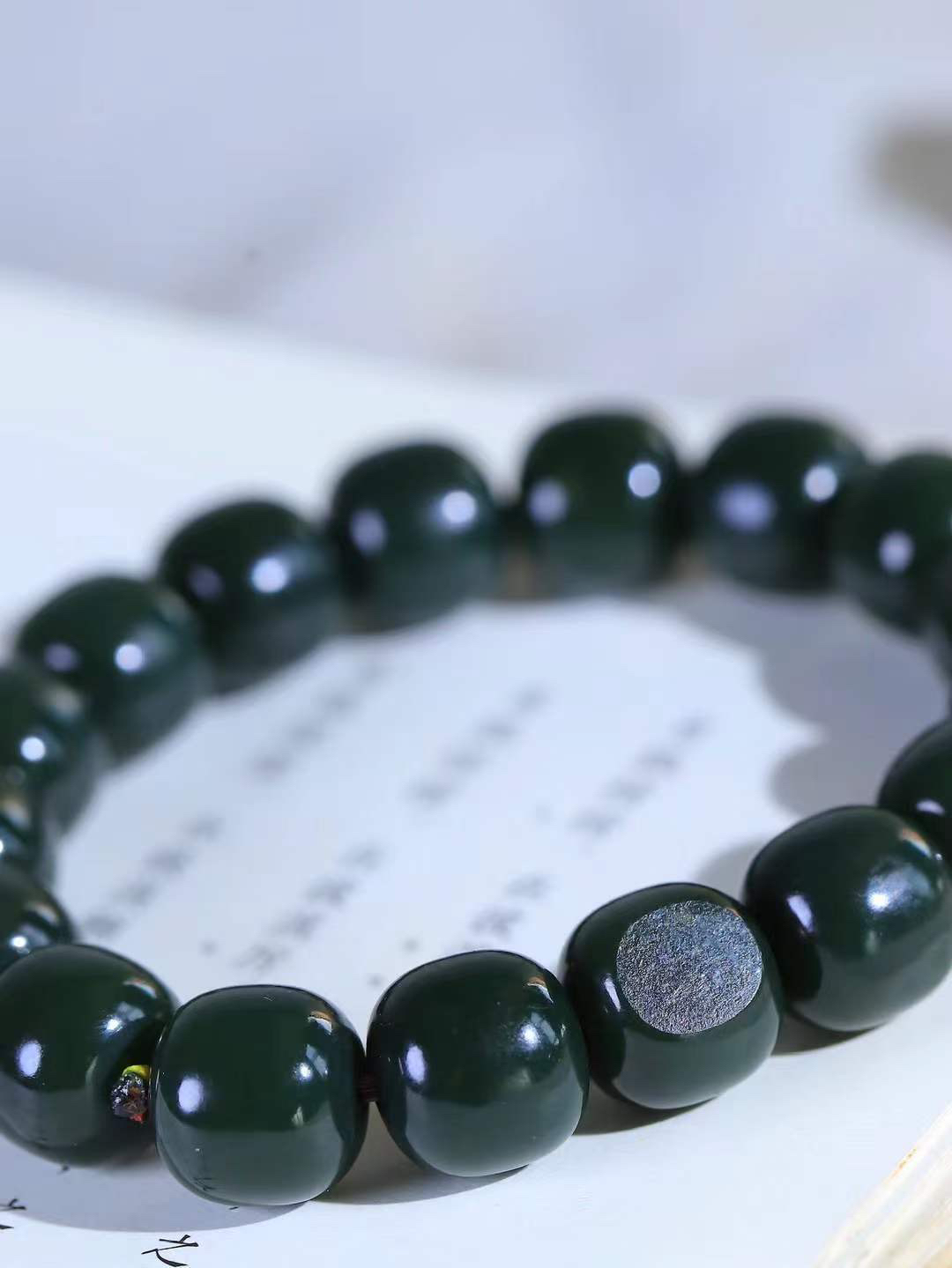 （老型珠.手串）

新疆和田青花籽料老型珠手串，玉质细腻油润 饱满光滑 质朴无华，悠远简单，人心境