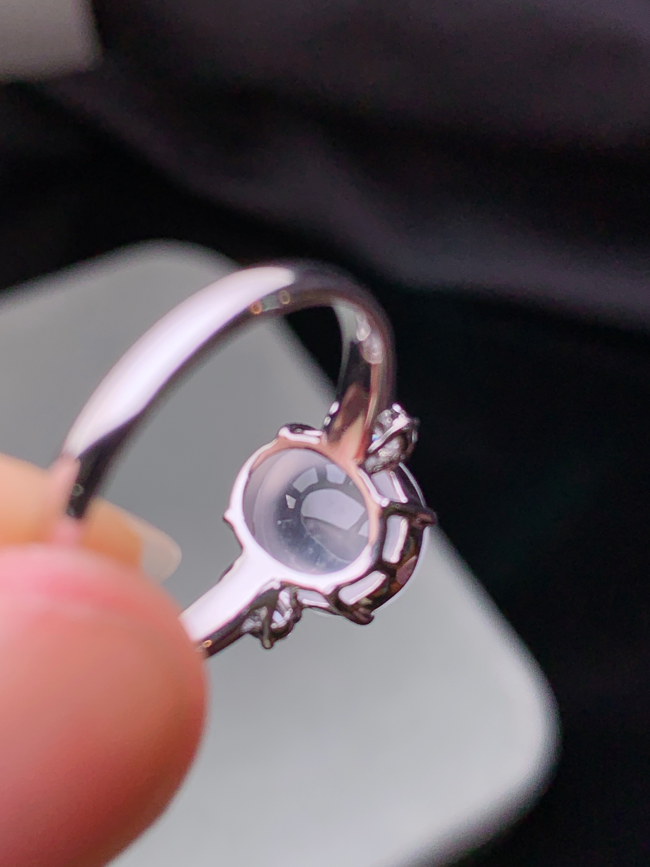 18k金钻镶嵌冰种蛋面戒指 玉质细腻 色泽艳丽清新 水润亮眼 圈口14 整体尺寸9*8*4.2g2