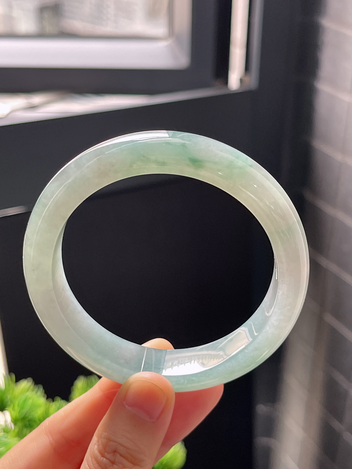 正圈57.6圈口，翡翠冰糯种飘绿手镯