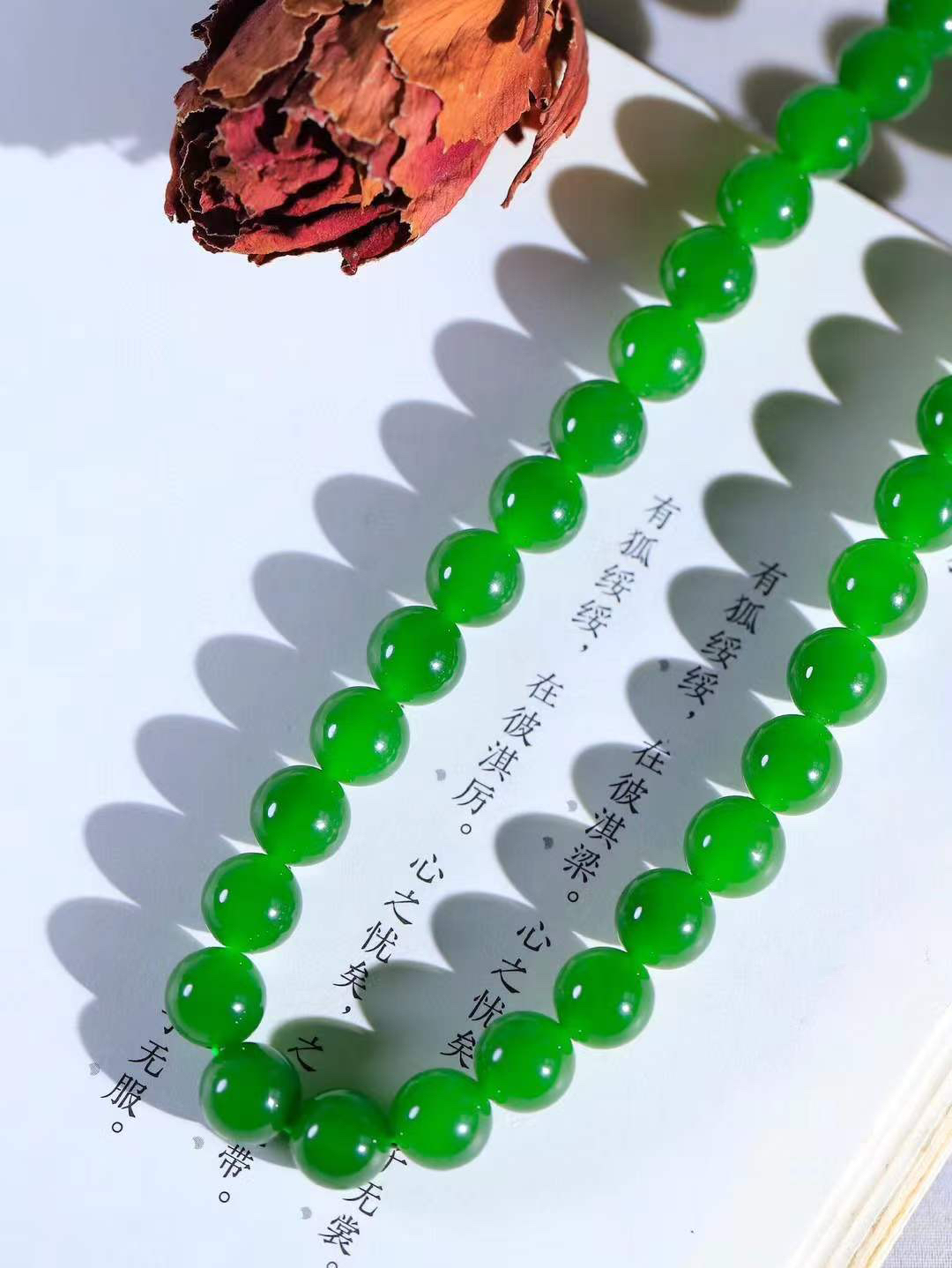 【珠圆玉润.项链】

精品和田玉碧玉珠圆玉润项链。这串碧玉项链垂落颈间，如把一汪春山绿意轻挽在身。玉色温润，每一颗圆珠都裹着圆满如意的期许，仿金扣轻缀，不事张扬却自有风骨。日常佩戴，是与草木同息的诗意，也是藏在细节里的安然与欢喜。重68.3克  尺寸取一9.6mm  21343066T