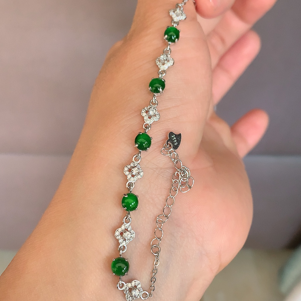 冰润满绿翡翠蛋面手链，水水润润，珠圆玉润，颜色鲜艳，妙明清净，清秀高雅，佩戴效果优雅迷人！性价比超值