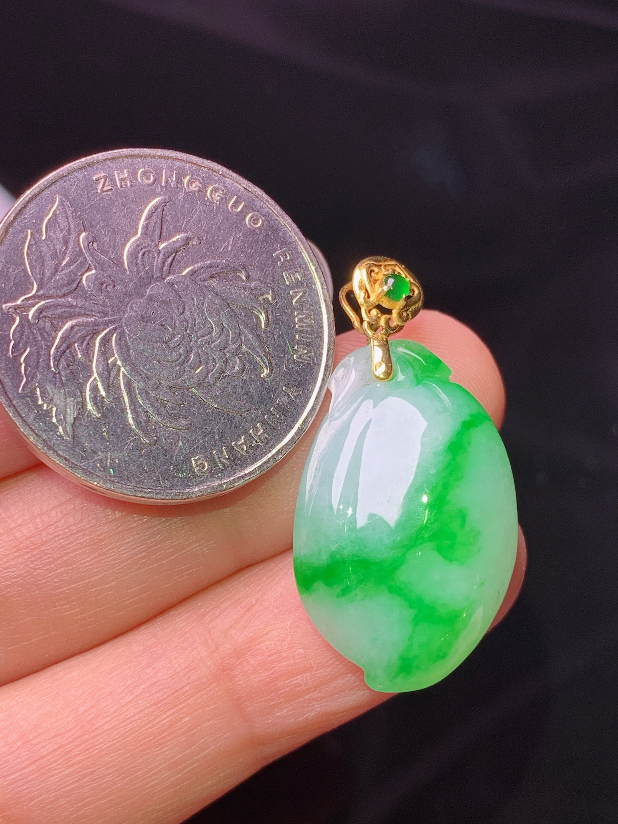 18k金镶嵌飘绿福瓜吊坠 玉质细腻 色泽艳丽清新 水润亮眼 整体尺寸30.5*15.2*8z1