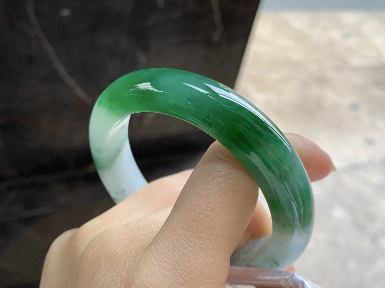 55.5-12.1-8.9

辣绿色手镯^_^有种有色～绿色浓郁漂亮