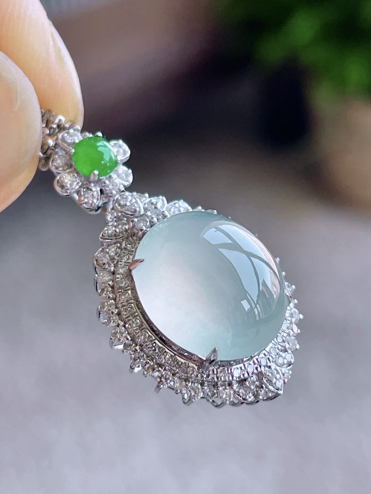 【镶嵌】冰蛋面吊坠  
【说明】缅料 18k金镶嵌 性价比高  
【整体】27-15.8-10.7