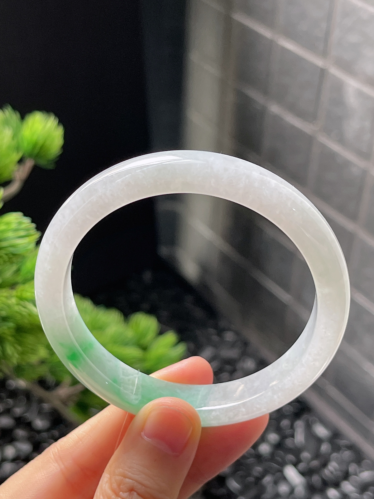 正圈55.8圈口，翡翠冰糯种飘绿白底青手镯