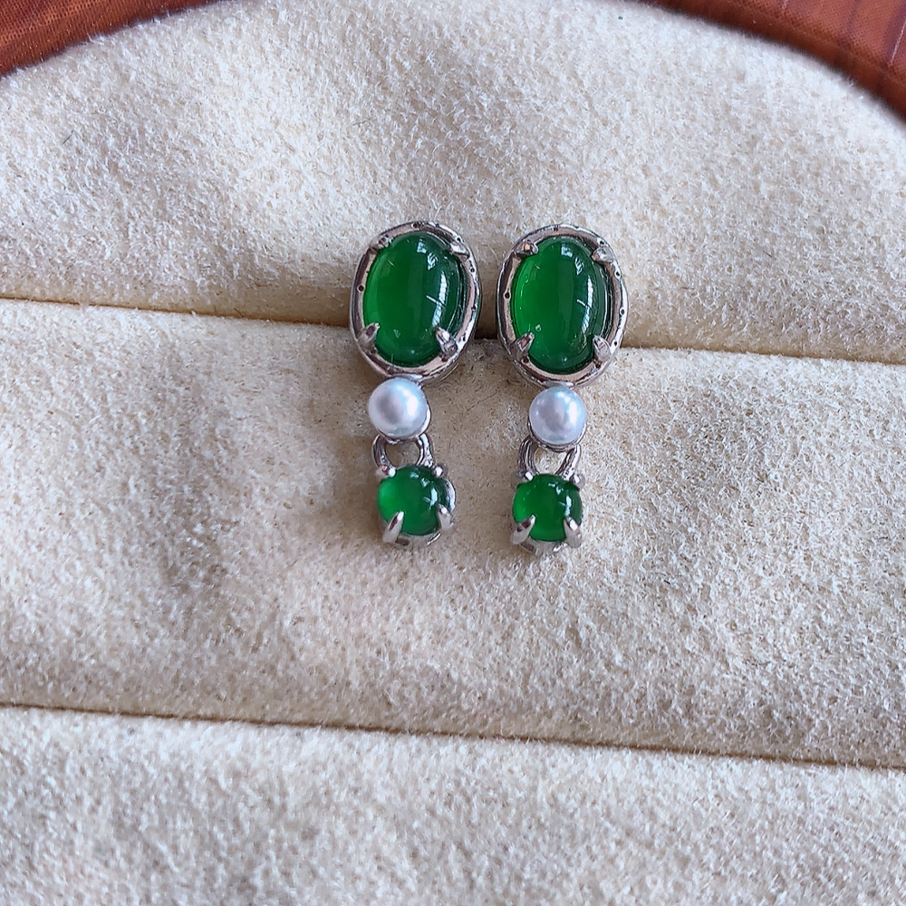 冰满绿翡翠925银镶嵌耳钉，自然光实拍，翠色灵动，颜色漂亮，种老水足，品相佳，佩戴佳品！W502.31  取一整体尺寸：14-5.8-4.6mm  裸石尺寸：5.3-4mm