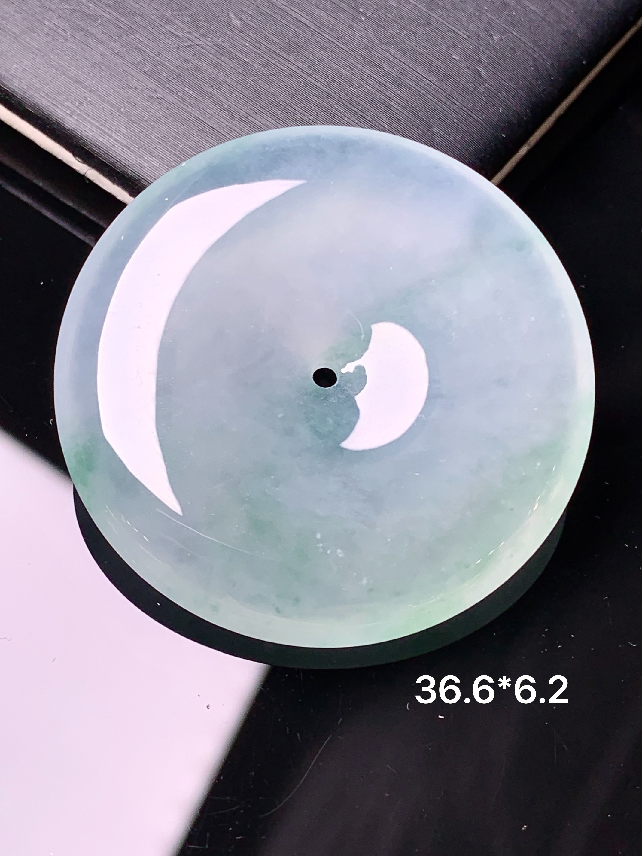 冰种平安扣吊坠 玉质细腻 色泽艳丽清新 水润亮眼 整体尺寸36.6*6.2x1