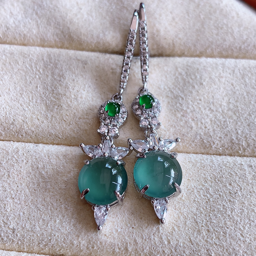 冰晴水翡翠925银镶嵌耳钉，自然光实拍，翠色灵动，颜色漂亮，种老水足，品相佳，佩戴佳品！W502.31  取一整体尺寸：23.5-8.4-4.8mm  裸石尺寸：7.5mm
