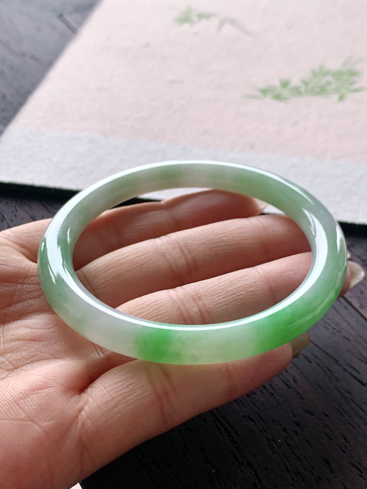 圆条 圈口55 56
【尺寸】54.8-6.7-7.4
冰飘花 种老细腻 有细纹