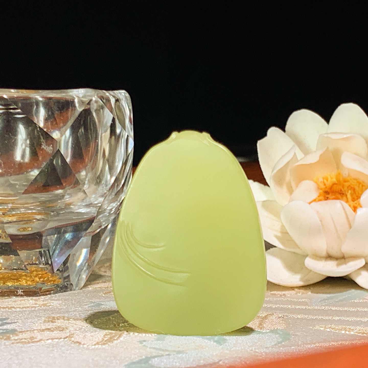 新疆若羌黄口料平安无事牌牌子挂件。尺寸40/30/8重21.5克 无裂无杂 玉质细腻油润 底色纯净 脂粉好，品质好。lt260401