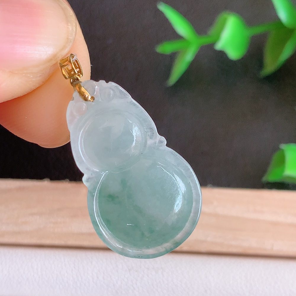 18k金扣冰润飘花葫芦翡翠吊坠  寓意“福禄双全，加官进爵，财源滚滚” 莹润通透，抱满大气  清新脱俗    W49.31 尺寸：26-15.3-5.5mm