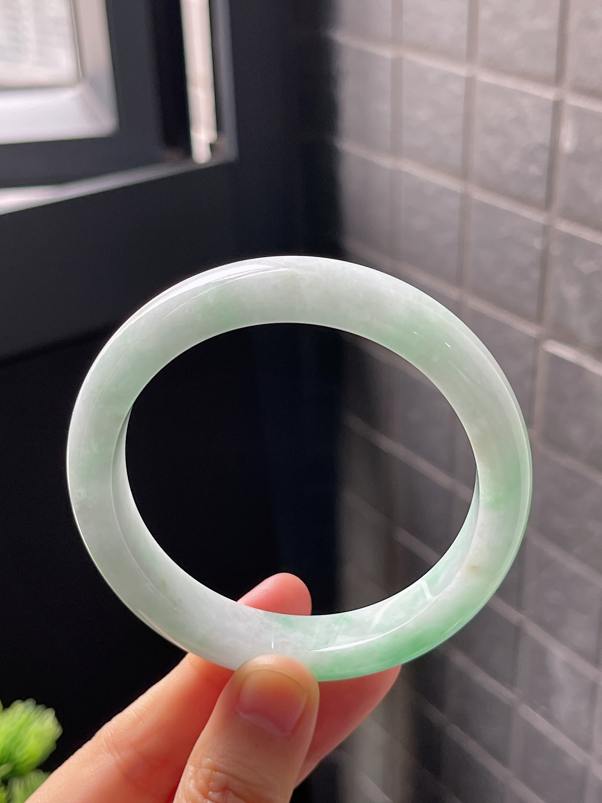 正圈57圈口，翡翠糯化种飘绿手镯