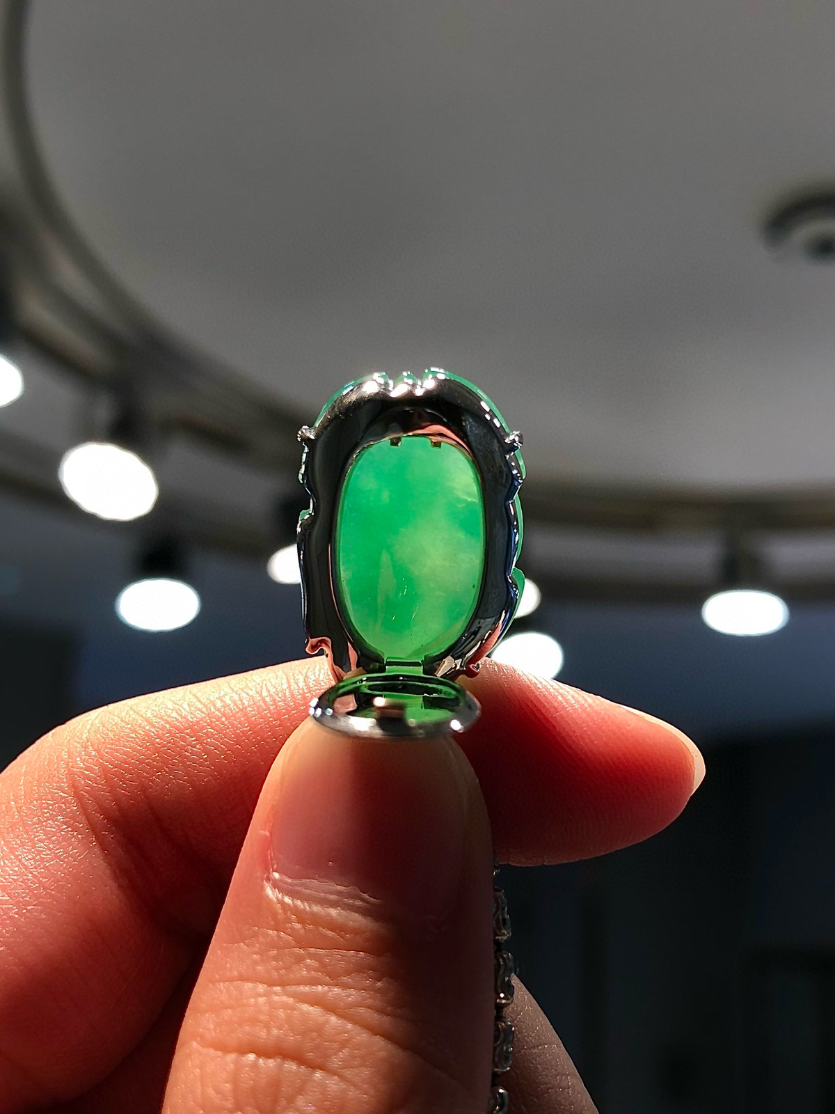 高冰阳绿貔貅吊坠 ，超级饱满厚庄，立体感十足，水润阳绿，佩戴清新怡人，甜美可爱.
整体尺寸：28.5x14.8x12