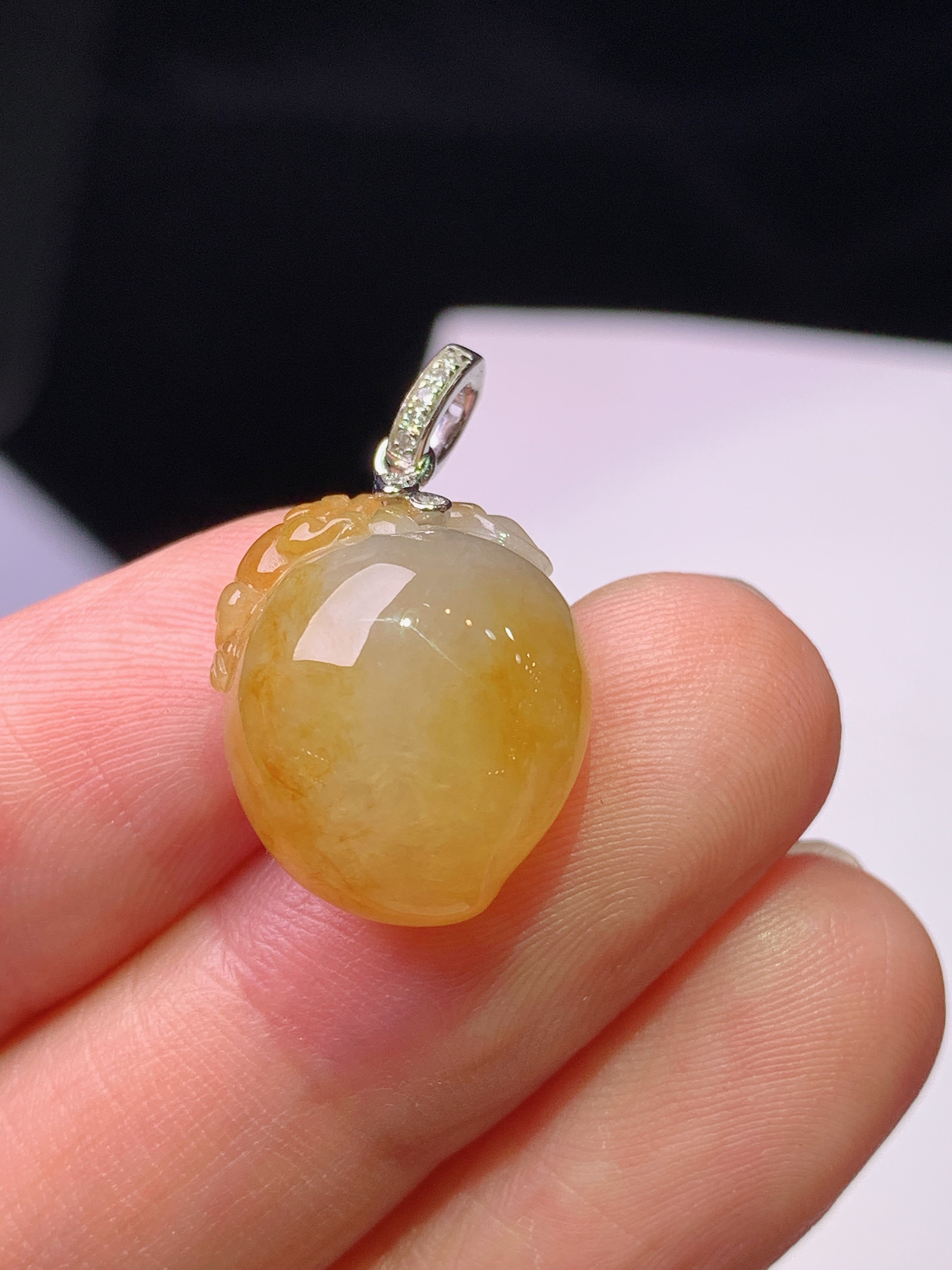 18k金钻镶嵌黄翡寿桃吊坠 玉质细腻 色泽艳丽清新 水润亮眼 整体尺寸23.2*13.5*10b1