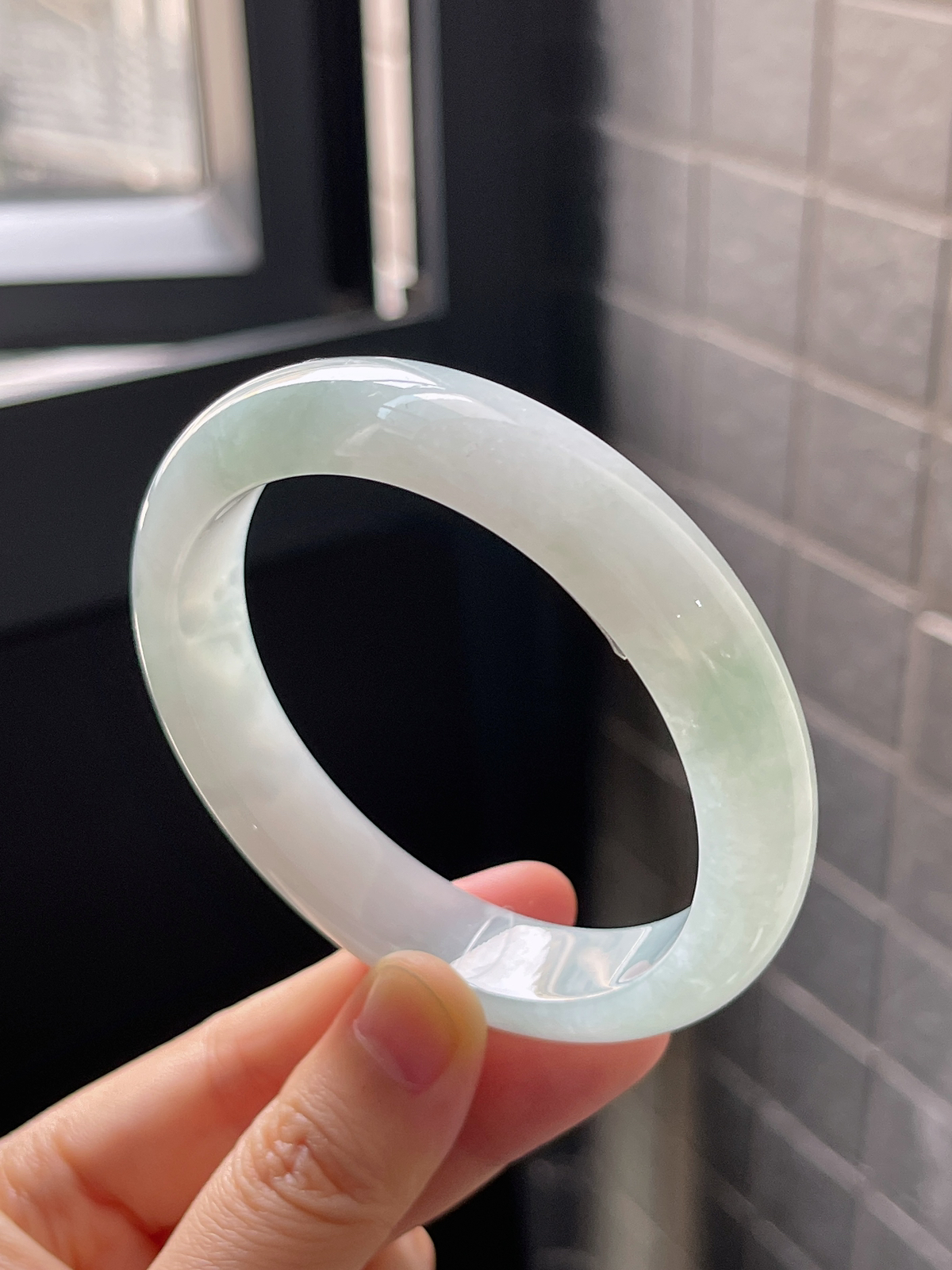 正圈57.7圈口，翡翠冰糯种淡绿色手镯