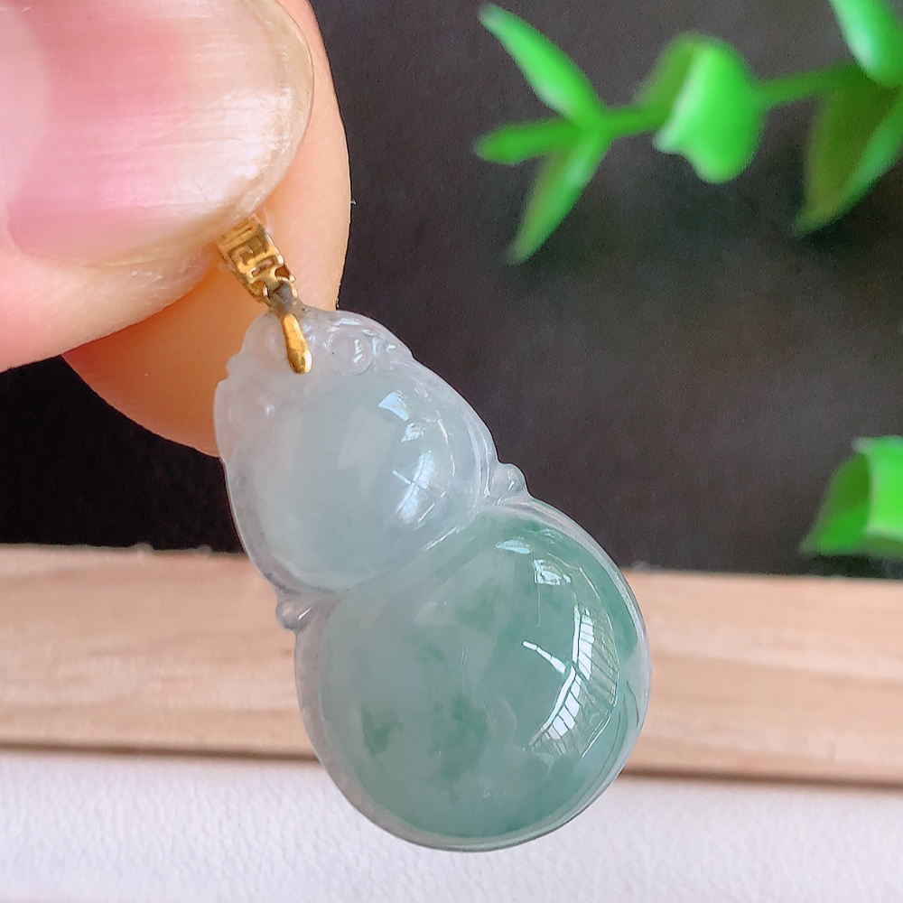 18k金扣冰润飘花葫芦翡翠吊坠  寓意“福禄双全，加官进爵，财源滚滚” 莹润通透，抱满大气  清新脱俗    W49.31 尺寸：26-15.3-5.5mm