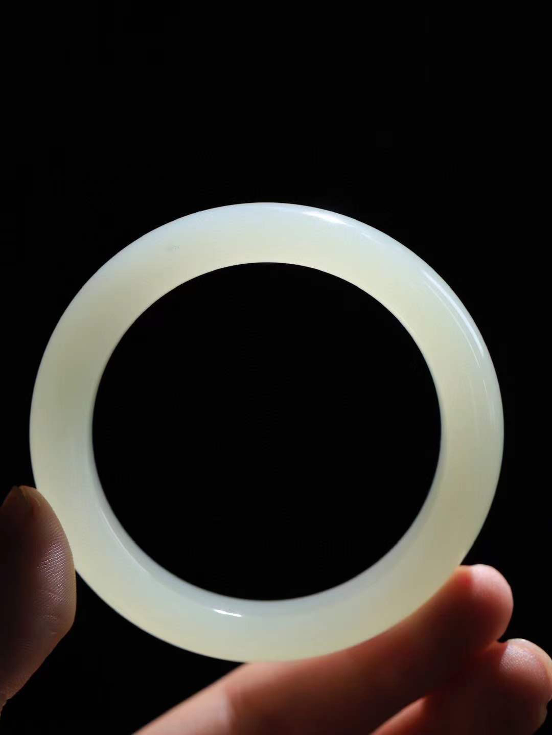 【岁月之韵.手镯】

精品和田玉晴水手镯，色泽淡雅如雨后初晴的天空，清新脱俗。手镯圆润饱满，寓意圆满和谐，承载着岁月的温柔与时光的沉淀。无论是日常佩戴还是珍藏，都是对美好生活的诗意表达。重54.5克  尺寸52.5-12.7-9.2mm  5640174T