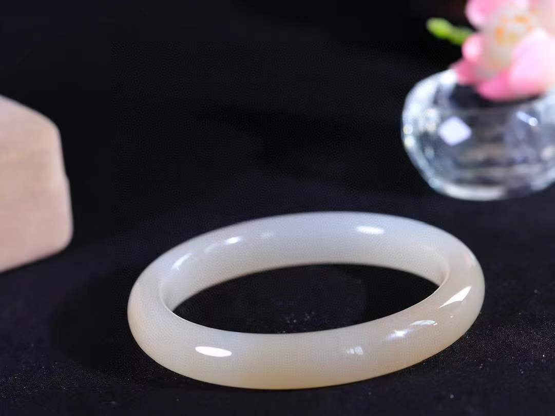 【粉黛.手镯】

精品️和田玉藕粉双色手镯
仙女藕粉手镯
馥郁芬芳 油糯饱满
气质温婉尔雅 甜甜