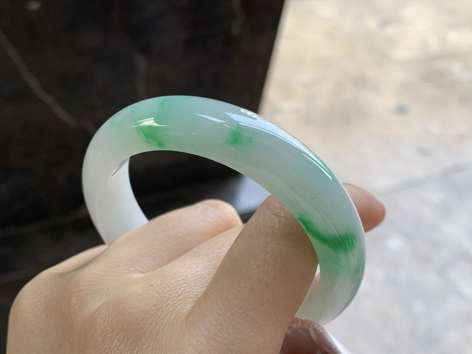 53-12.5-8.5

阳绿色手镯^_^底子细腻有种水 绿色点缀