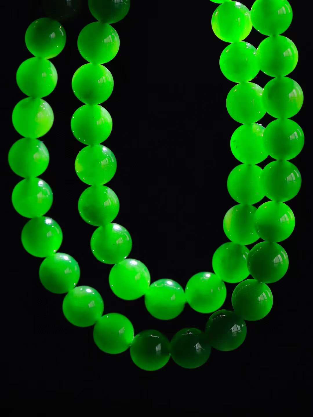 【珠圆玉润.项链】

精品和田玉碧玉珠圆玉润项链。这串碧玉项链垂落颈间，如把一汪春山绿意轻挽在身。玉色温润，每一颗圆珠都裹着圆满如意的期许，仿金扣轻缀，不事张扬却自有风骨。日常佩戴，是与草木同息的诗意，也是藏在细节里的安然与欢喜。重68.3克  尺寸取一9.6mm  21343066T