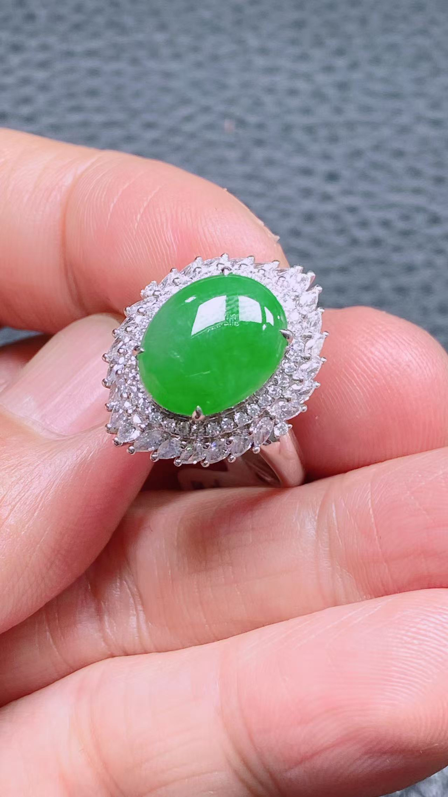 18k金镶嵌内径17mm豪华戒指！尺寸:镶嵌后: 镶21-16-10 裸石:12.4-10