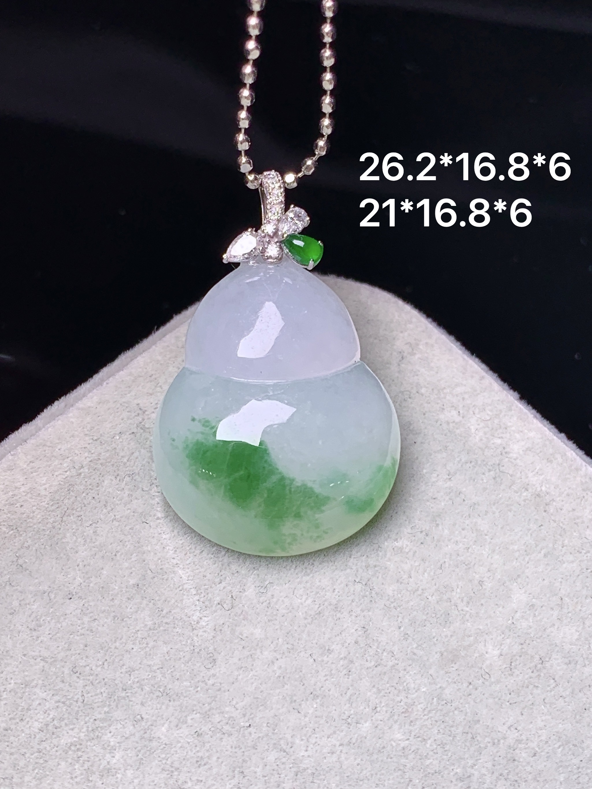 18k金钻镶嵌飘绿葫芦吊坠 玉质细腻 色泽艳丽清新 水润亮眼 整体尺寸26.2*16.8*6e1