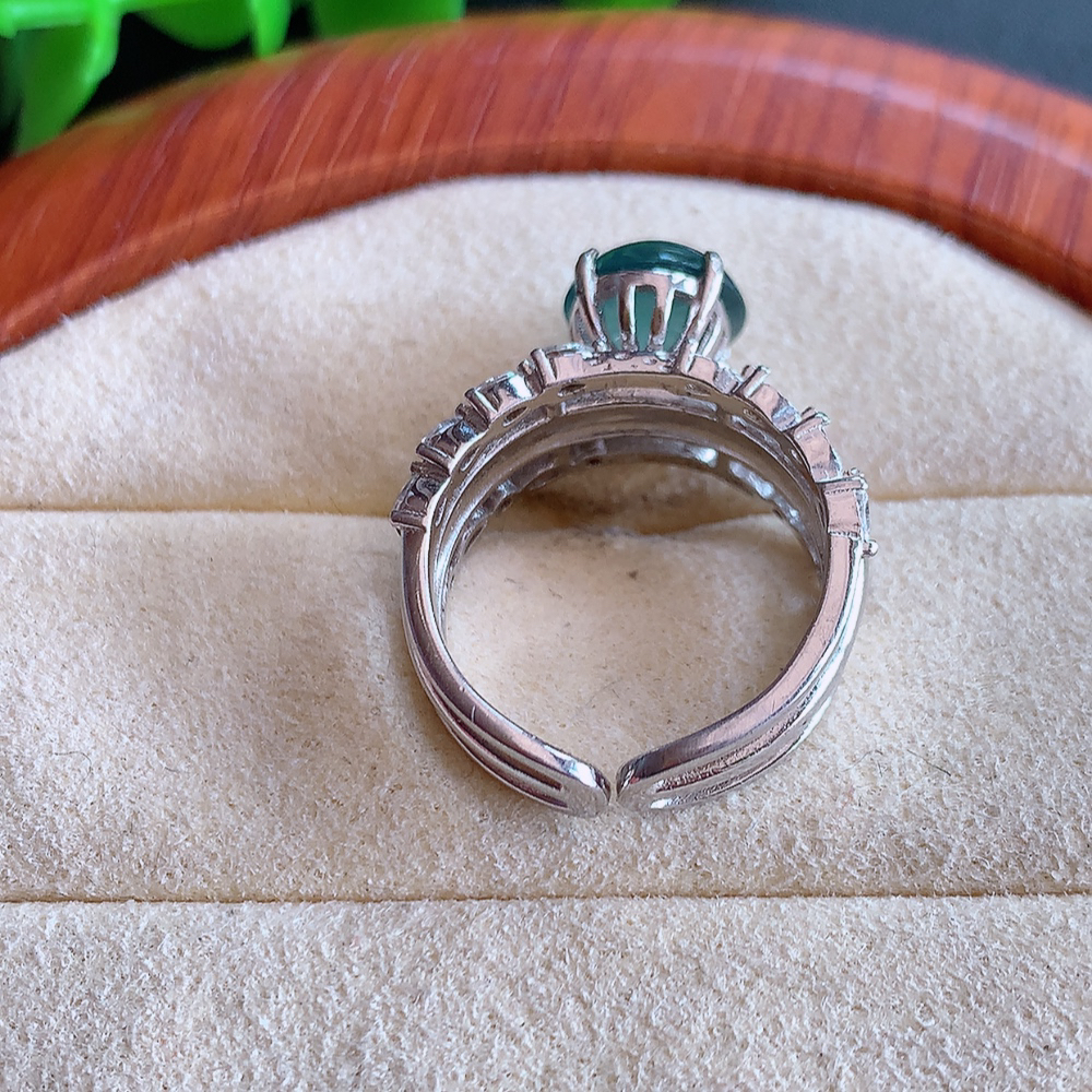 冰晴水精美环形翡翠戒指  玉质细腻  冰清玉润  飘花灵动  颜色漂亮  W502.31  内径尺寸：16-8.5-8.3mm  裸石尺寸：8.5-8mm