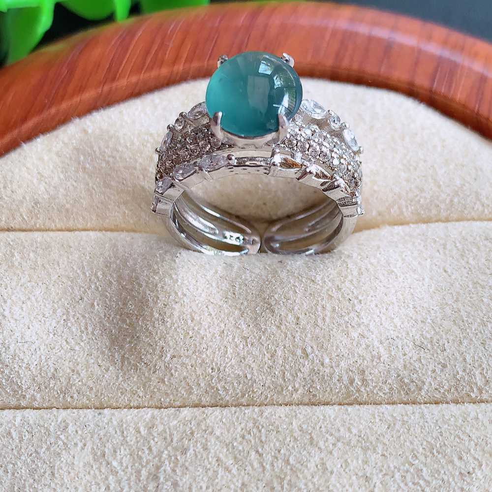 冰晴水精美环形翡翠戒指  玉质细腻  冰清玉润  飘花灵动  颜色漂亮  W502.31  内径尺寸：16-8.5-8.3mm  裸石尺寸：8.5-8mm