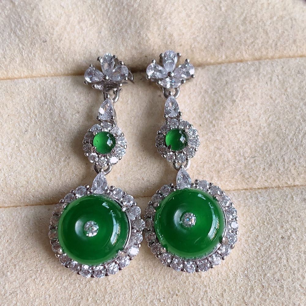 冰满绿翡翠925银镶嵌耳钉，自然光实拍，翠色灵动，颜色漂亮，种老水足，品相佳，佩戴佳品！W481.31  取一整体尺寸：29-12.2-7.3mm  裸石尺寸：8.8mm