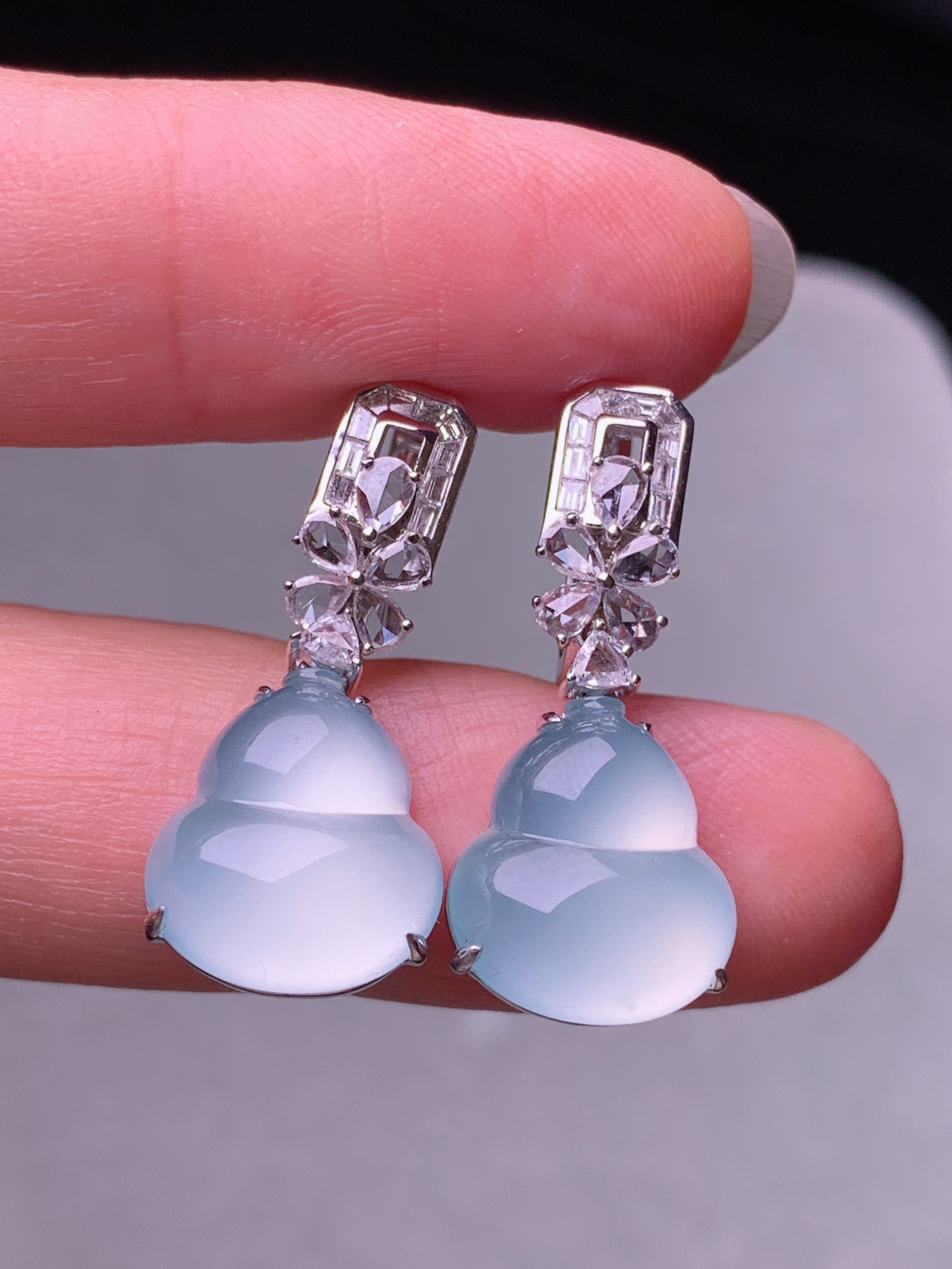 18k金钻镶嵌冰种葫芦耳坠 玉质细腻 色泽艳丽清新 水润亮眼 整体尺寸25.5*11.2*5.3m5