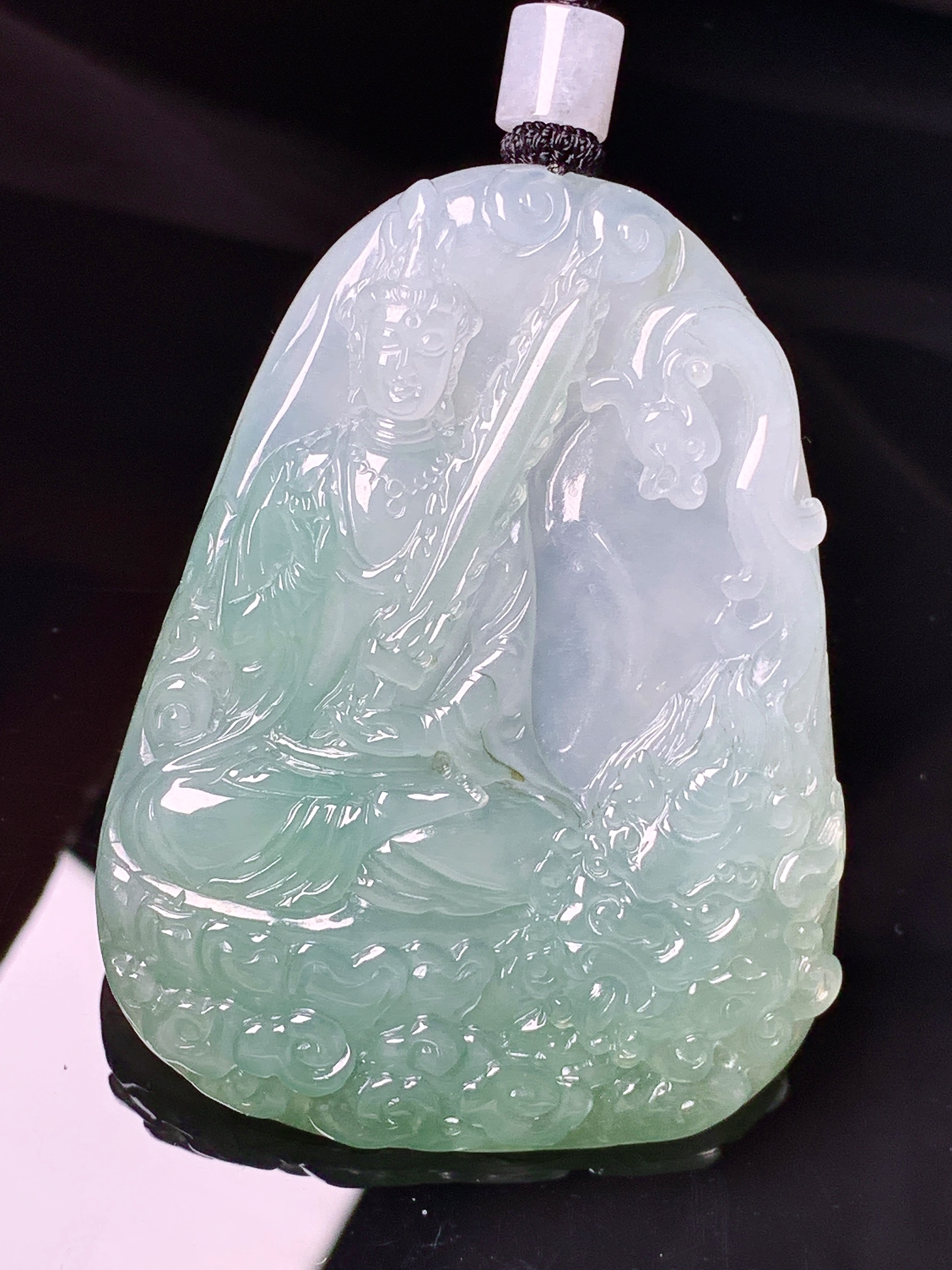 18k金钻镶嵌飘绿文殊观音菩萨吊坠 玉质细腻 色泽艳丽清新 水润亮眼 整体尺寸58.7*44.5*8.8L1