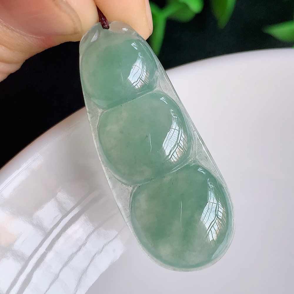 冰润福豆翡翠挂件，冰清玉洁  胶感十足  寓意“四季平安，福气满满”颜色鲜艳，清新自然，饱满通透  