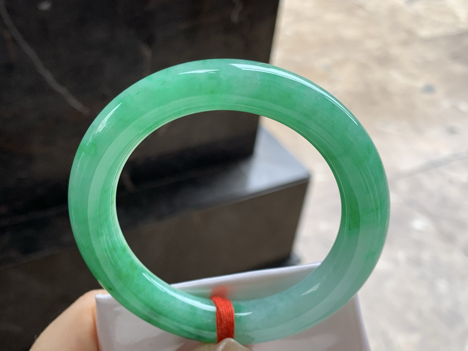 56-11.3

带色圆条手镯^_^肉质细腻 绿色浓郁大