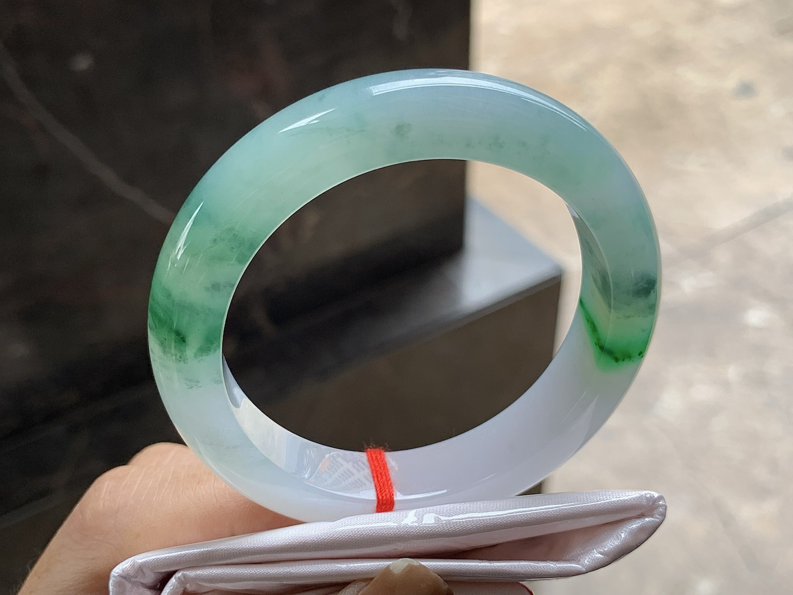 53-12-9.3

带色手镯^_^ 细腻清爽的底子～ 颜色鲜艳