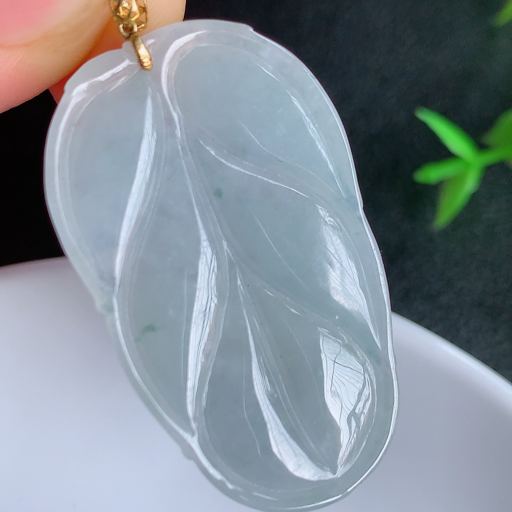 18k金扣冰润金枝玉叶翡翠吊坠  老种起胶感  飘花灵动  寓意“金枝玉叶，大业有成，一夜成名”  饱满大气，水润通透。W49.31  尺寸：39.5-23.8-5.6mm