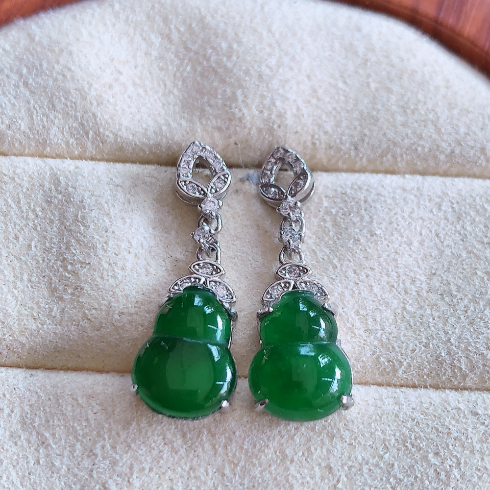 冰满绿翡翠925银镶嵌葫芦耳钉，自然光实拍，翠色灵动，颜色漂亮，种老水足，品相佳，佩戴佳品！W502.31  取一整体尺寸：23-7.8-4.6mm  裸石尺寸：10-7.8mm