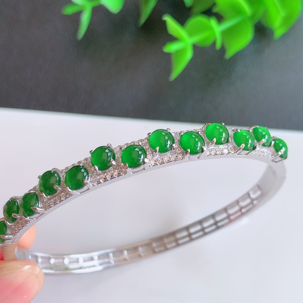 冰满绿翡翠贵妃手镯58-49mm，冰润飘花贵妃翡翠手镯，玉质细腻水润，色泽清秀亮丽，老种飘绿  上手高贵典雅，W502.31  尺寸：58-49-6-4.8mm