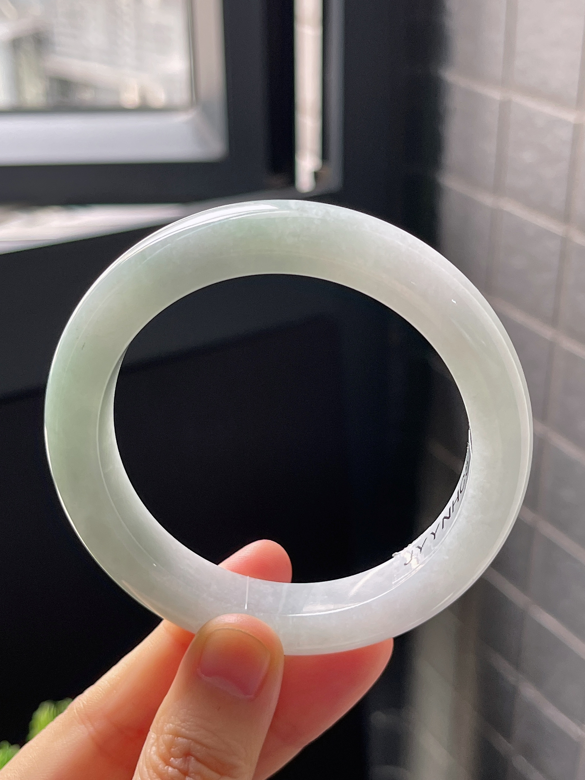 正圈56.7圈口，翡翠糯化种淡绿色手镯