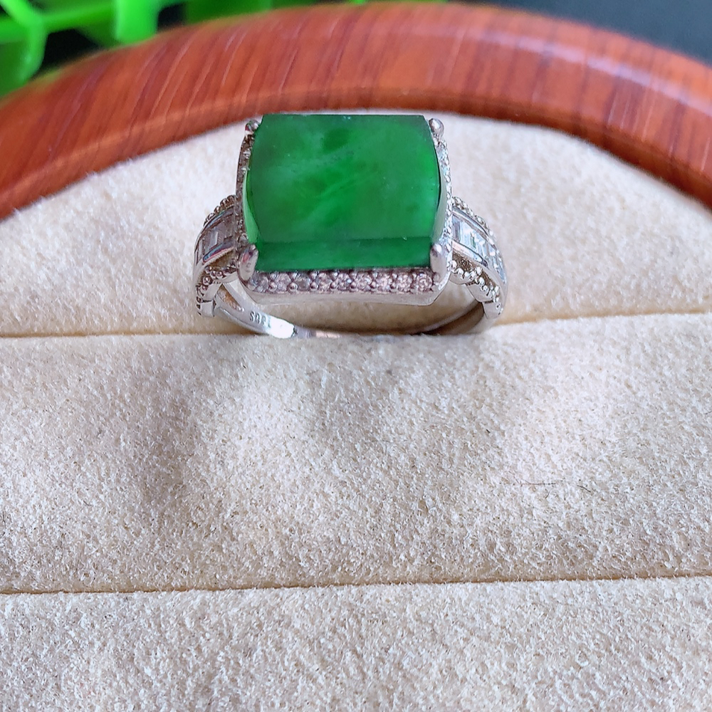 冰满绿精美方形翡翠戒指  玉质细腻  冰清玉润  飘花灵动  颜色漂亮  W502.31  内径尺寸