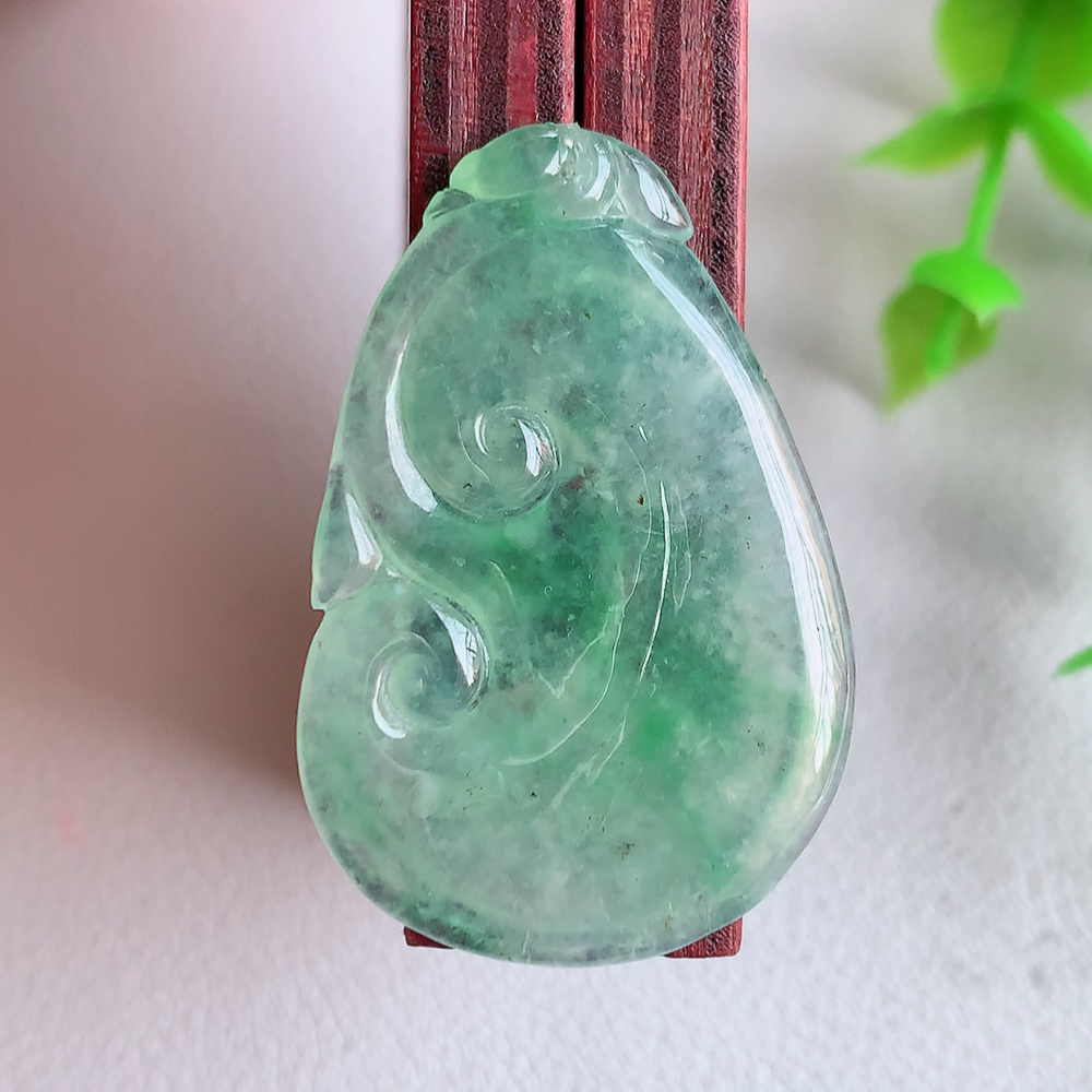 冰润飘花吉祥如意翡翠吊坠  寓意“万事如意，吉祥如意,福寿绵长 心想事成”饱满大气，通透水润  W01.31  尺寸：34.5-23.3-3mm