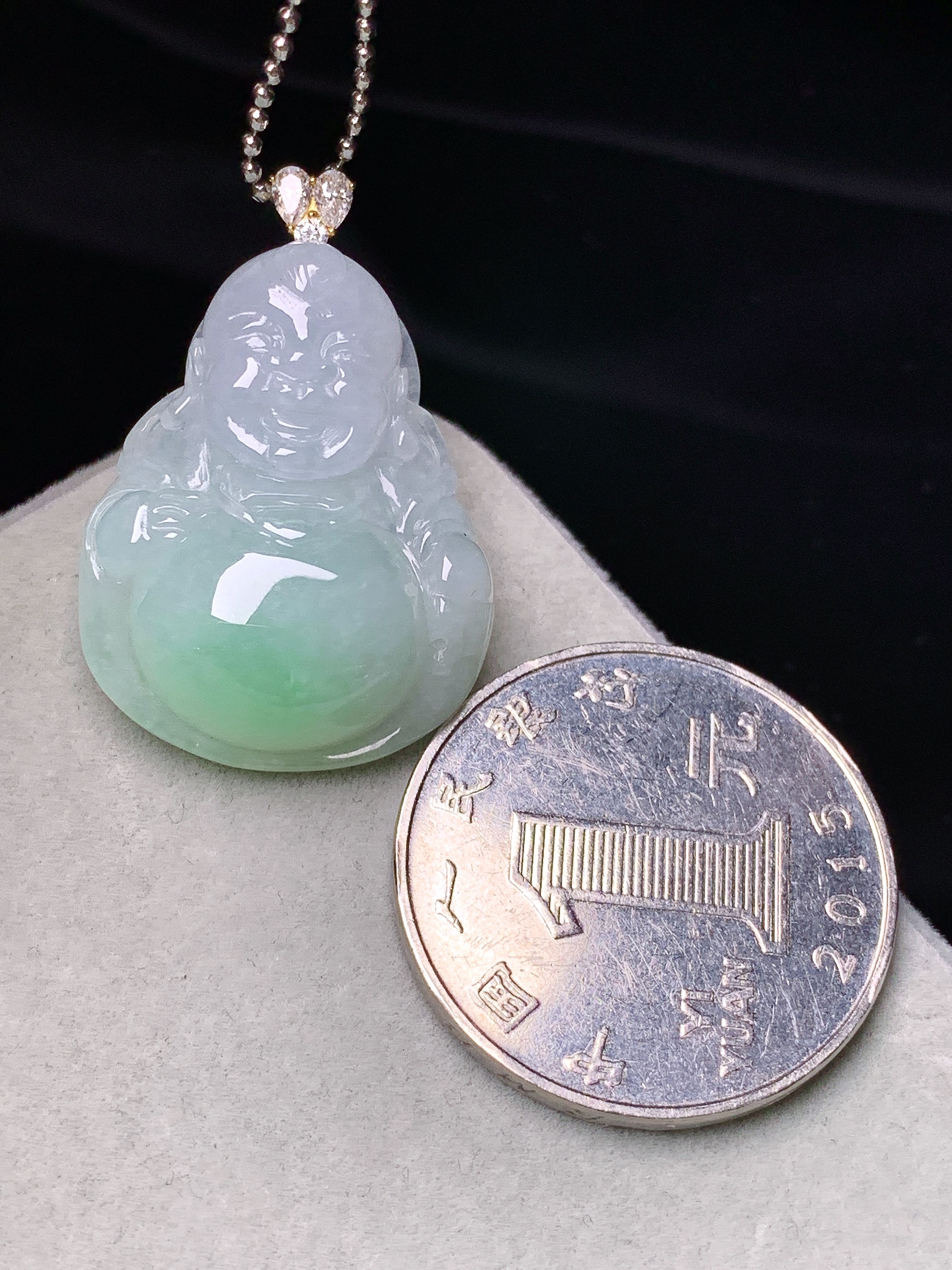 18k金莫桑钻镶嵌飘绿佛公吊坠 玉质细腻 色泽艳丽清新 水润亮眼 整体尺寸30.5*20.5*8.3e1