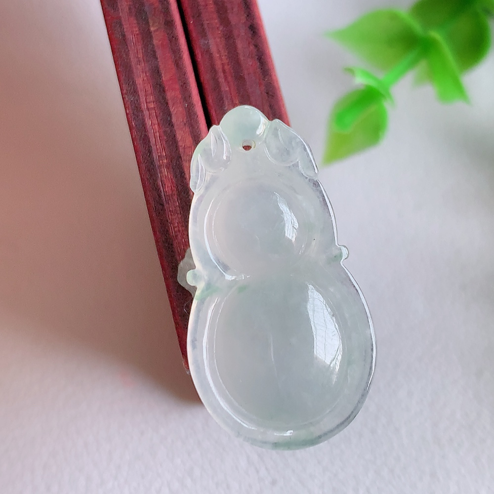 冰润葫芦翡翠吊坠  寓意“福禄双全，加官进爵，财源滚滚” 莹润通透，抱满大气  清新脱俗    W357.31  尺寸：28-15.2-6.2mm