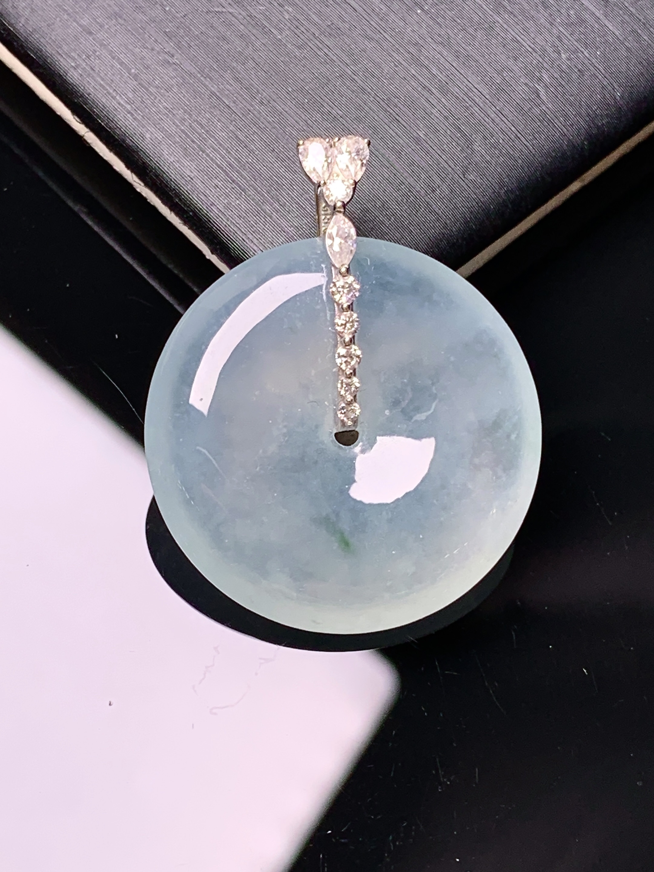 18k金钻镶嵌冰种平安扣吊坠 玉质细腻 色泽艳丽清新 水润亮眼 整体尺寸30*24.2*5.2a2