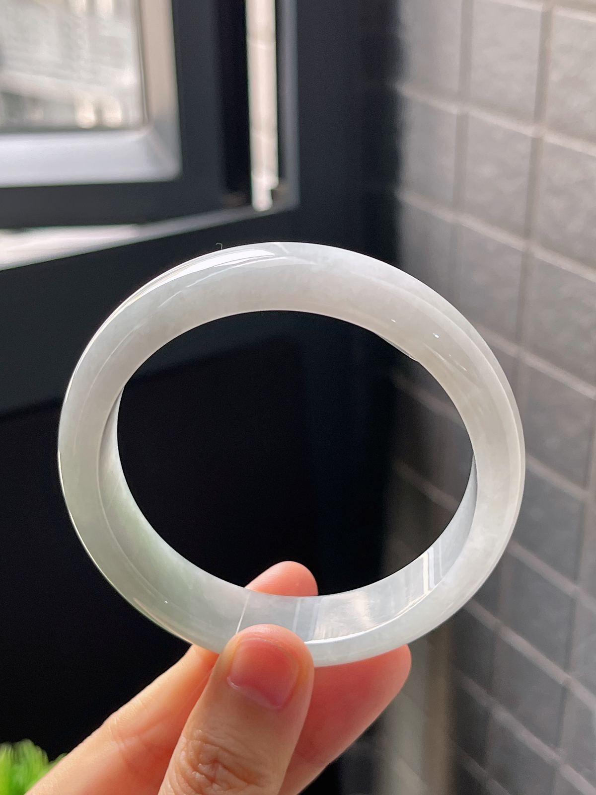 正圈57.8圈口，翡翠冰糯种淡绿色手镯