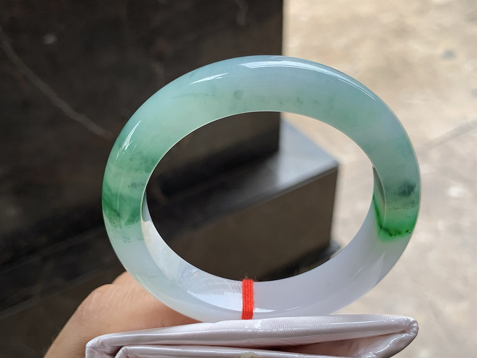 53-12-9.3

带色手镯^_^ 细腻清爽的底子～ 颜色鲜艳